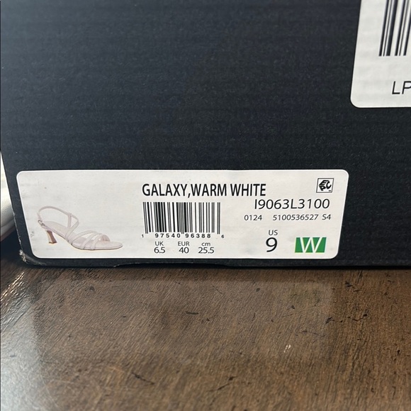 Naturalizer 9W Wide Width Galaxy Warm White Women's Elegant Sandals - Picture 3 of 11